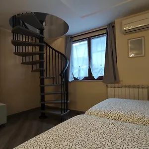  Apartamento Aleph With Private Parking, Next Train Station