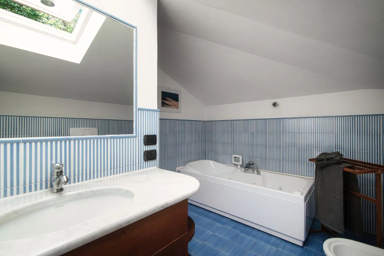 I D'A Charming Penthouse - Lake View- Como- House-130 Mt-2 Double Bedrooms And 2 Double Bathrooms A Spacious Living Room-Full Equipped Kitchen-Private Garden And Terrace-Private Covered Parking איטליה