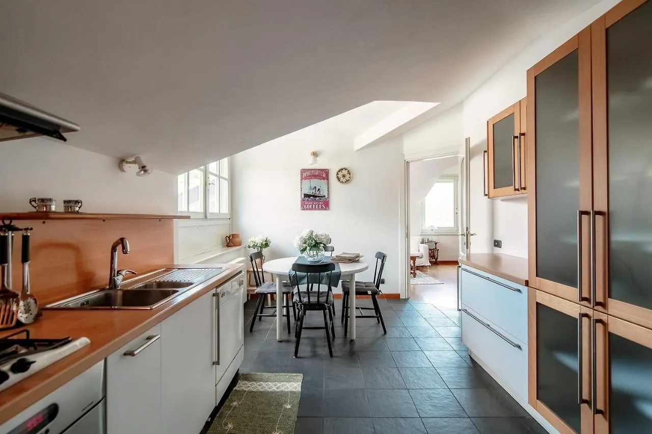 דירה I D'A Charming Penthouse - Lake View- Como- House-130 Mt-2 Double Bedrooms And 2 Double Bathrooms A Spacious Living Room-Full Equipped Kitchen-Private Garden And Terrace-Private Covered Parking איטליה